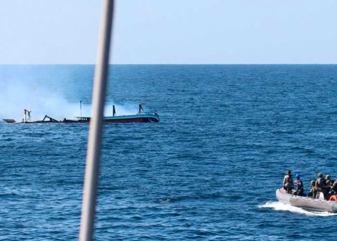 1 EE.UU: Narcotraficantes queman droga en su bote y terminan siendo rescatados (VIDEO)