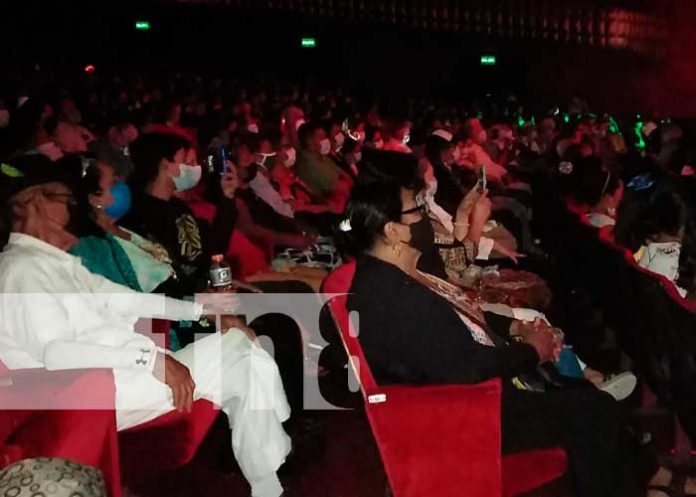 Adultos mayores disfrutan de concierto navideño en el Teatro Rubén Darío