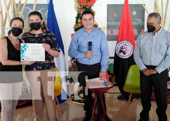 MINJUVE entrega reconocimientos a docentes que formaron a jóvenes en maestrías