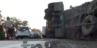 Dos personas lesionadas tras volcarse un furgón en León