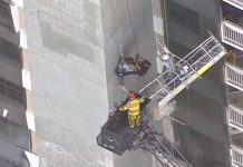 Tremendo susto se llevaron dos trabajadores tras el derrumbe de un andamio en Broward.