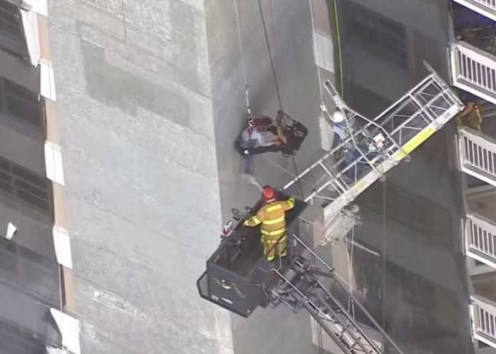 Tremendo susto se llevaron dos trabajadores tras el derrumbe de un andamio en Broward.