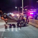 Managua: Carro acaba volcado en el paso a desnivel Rubenia