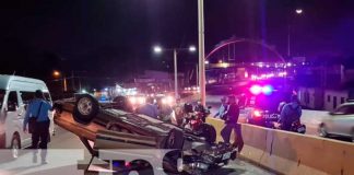 Managua: Carro acaba volcado en el paso a desnivel Rubenia