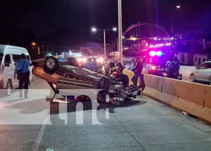 Managua: Carro acaba volcado en el paso a desnivel Rubenia