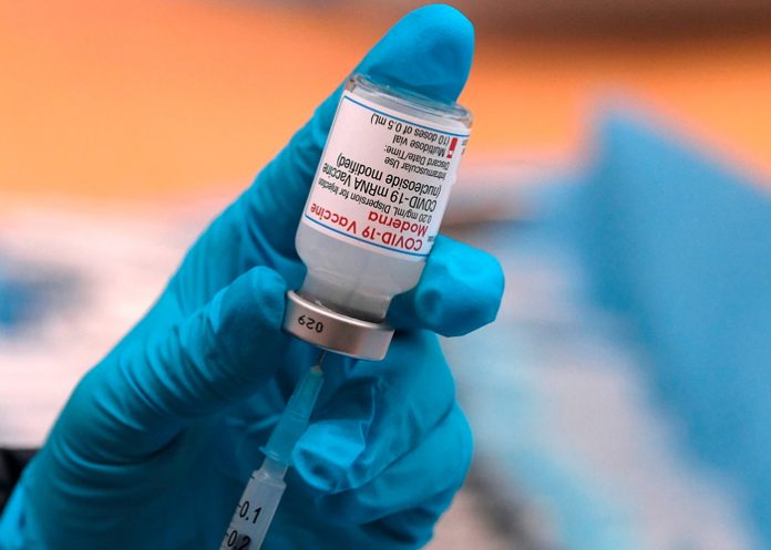 Un estudio confirma vínculo de la vacuna Moderna y raros problemas cardíacos