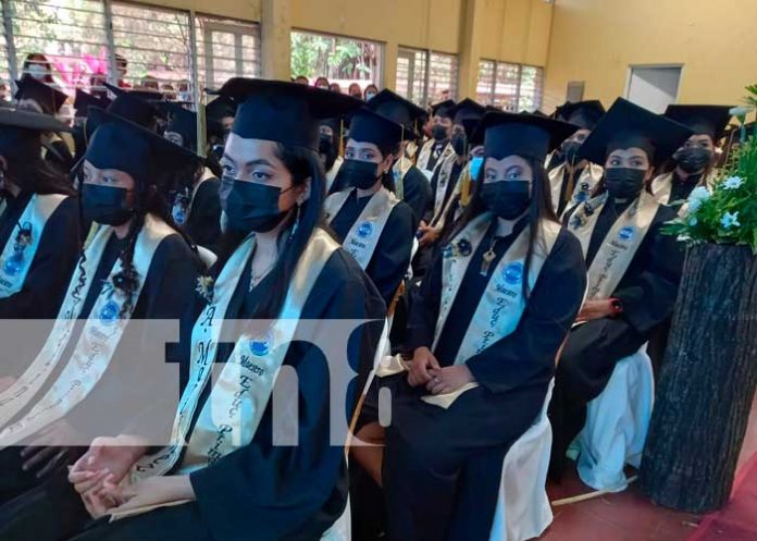 Se gradúan 126 maestros de primaria en Chinandega