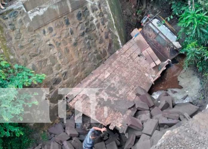 Se salvan de milagro tras caer su camión al Río las Mangueras, Matiguás