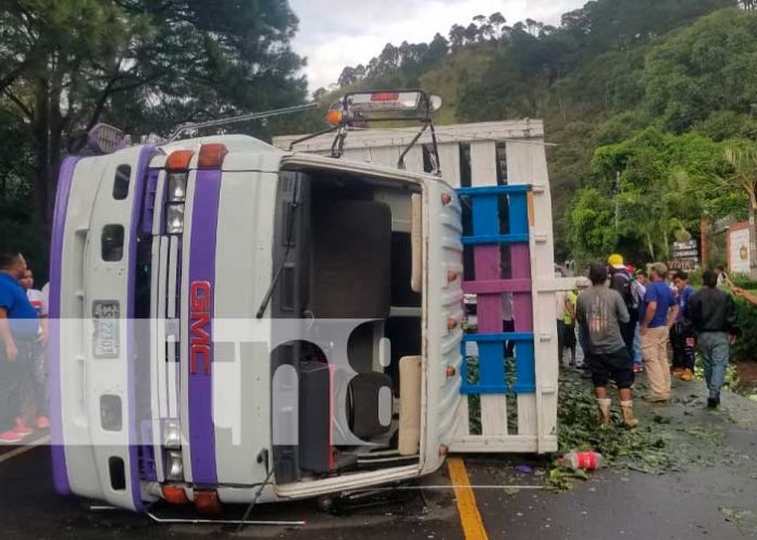 2 Camión cargado de repollos termina volcado en Matagalpa