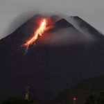 Nueva erupción del volcán Semeru en Indonesia interrumpe labores de rescate Nueva erupción del volcán Semeru en Indonesia interrumpe labores de rescate