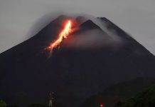 Nueva erupción del volcán Semeru en Indonesia interrumpe labores de rescate