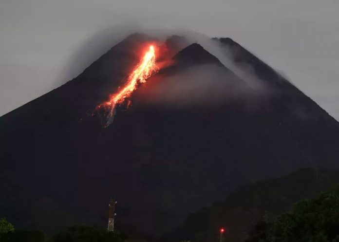 2 Nueva erupción del volcán Semeru en Indonesia interrumpe labores de rescate