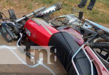 Motociclista vivo de milagro tras impactar contra una rastra en Masaya Motociclista vivo de milagro tras impactar contra una rastra en Masaya
