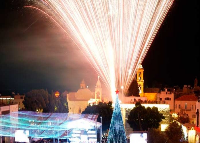 2 Realizan ceremonia de iluminación de árbol navideño, en Palestina