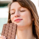 ¿Sabías qué comer chocolate amargo tres veces al día ayuda a ser más feliz?