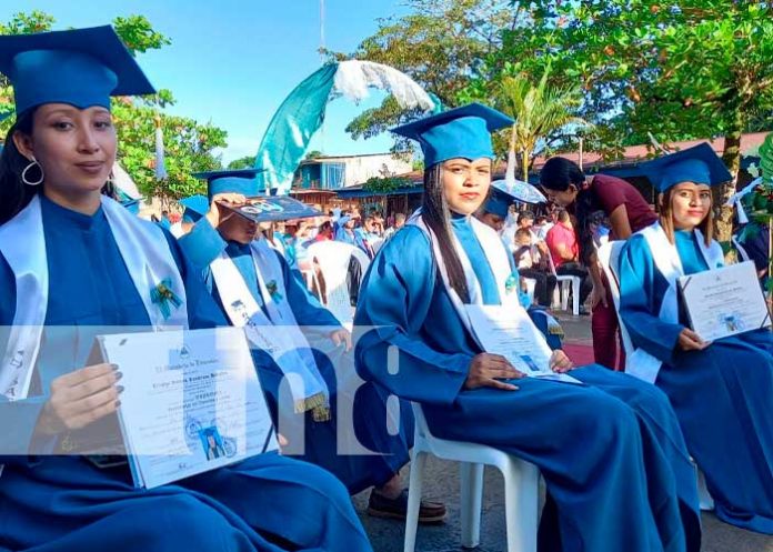 Jóvenes se gradúan de secundaria a distancia en la comunidad Los Chiles