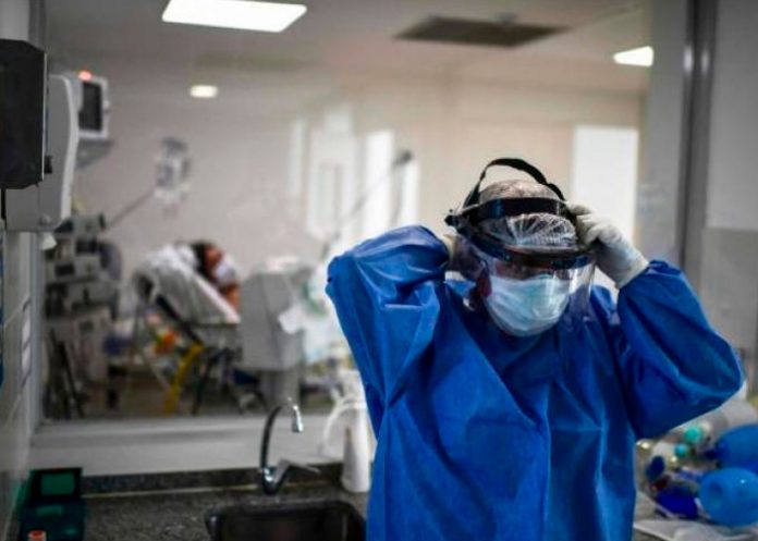 La variante ómicron se multiplica 70 veces más rápido en los bronquios