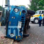 Irrespeto a una señal de alto ocasiona un vuelco en barrio de Managua Irrespeto a una señal de alto ocasiona un vuelco en barrio de Managua