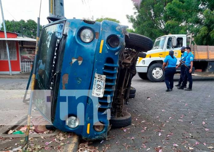 Irrespeto a una señal de alto ocasiona un vuelco en barrio de Managua
