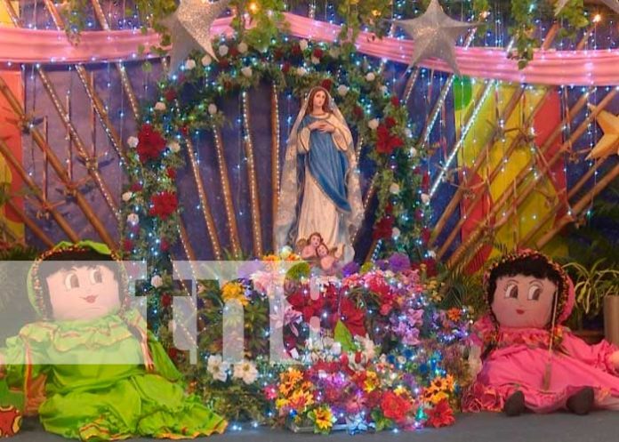 Familias disfrutan de los altares ubicados en Managua