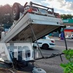 Camioncito volcado al esquivar carro en el sector de la rotonda Hugo Chávez Camioncito volcado en el sector de la rotonda Hugo Chávez