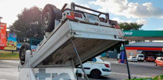 Camioncito volcado en el sector de la rotonda Hugo Chávez