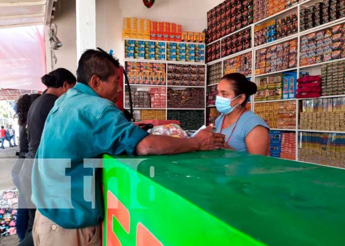 Comerciantes de pólvora en Tiscapa listos para recibir a sus visitantes
