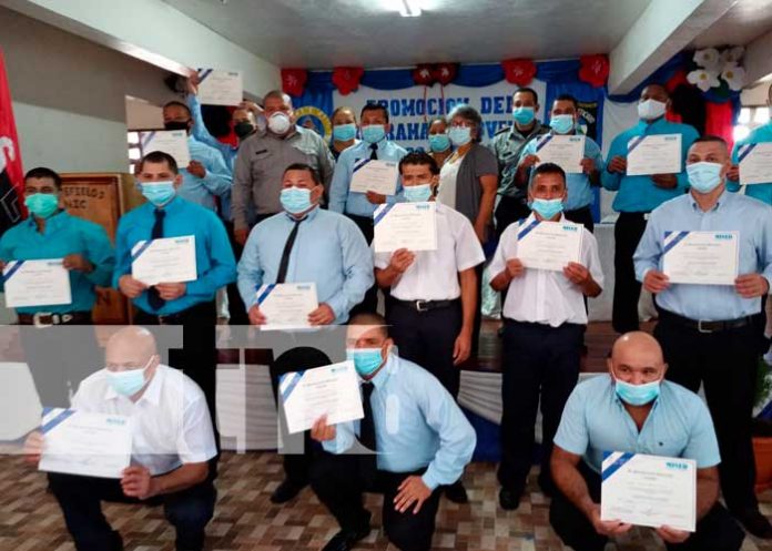 18 privados de libertad se promocionan de sexto grado 