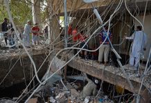 Al menos 8 muertos y varios heridos al derrumbarse un edificio en Pakistán