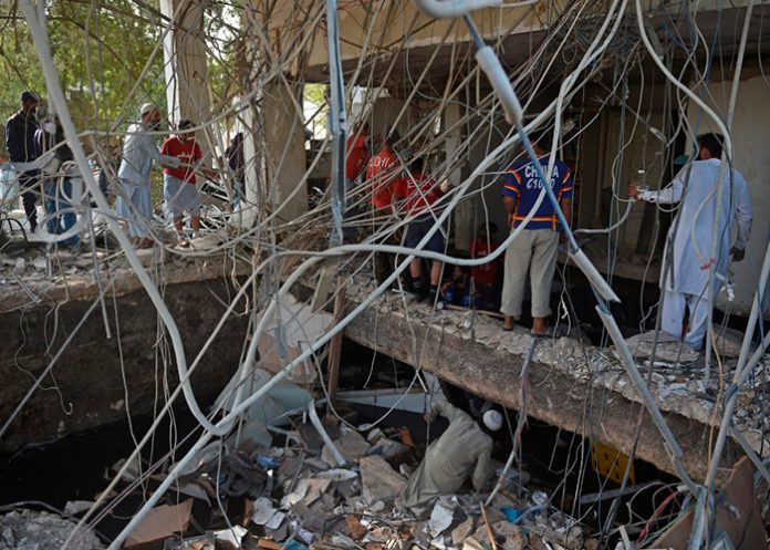 Al menos 8 muertos y varios heridos al derrumbarse un edificio en Pakistán