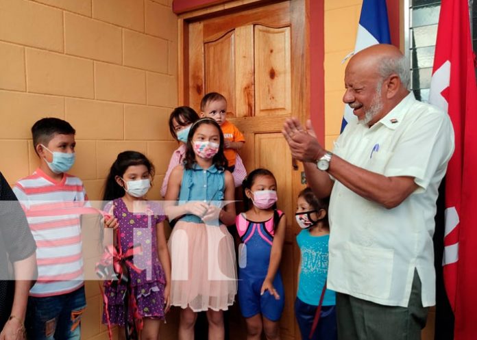inauguran 2 viviendas dignas en Juigalpa