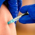 Un hombre se vacuna diez veces contra el COVID-19 en el mismo día