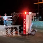 Managua: Camioneta es embestida por una rastra en el paso a desnivel portezuelo Rastra embiste a camioneta y la deja volcada en portezuelo, Managua