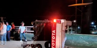 Rastra embiste a camioneta y la deja volcada en portezuelo, Managua