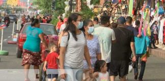 Familias visitaron los altares en la avenida Bolívar de Managua