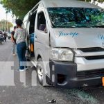 Pasajeros de microbús fueron impactados por camión en Managua Pasajeros de microbús fueron impactados por camión en Managua