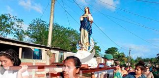Instituciones celebran a la Virgen María al lado del pueblo de San Carlos