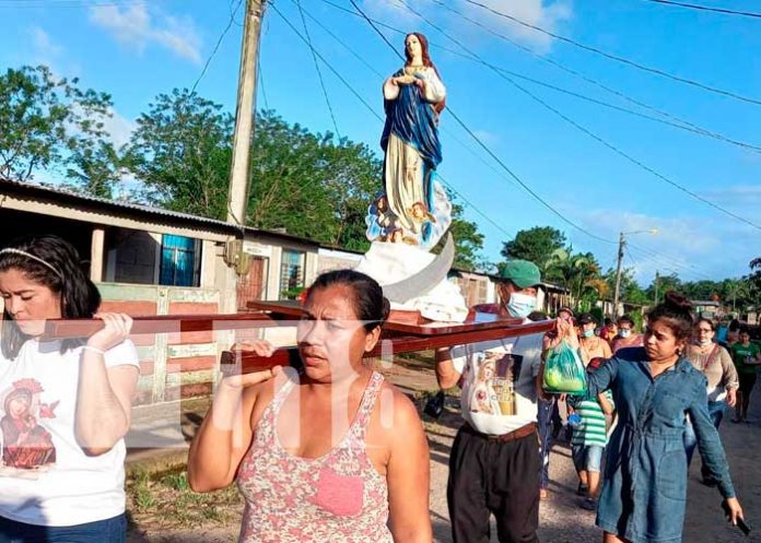Instituciones celebran a la Virgen María al lado del pueblo de San Carlos