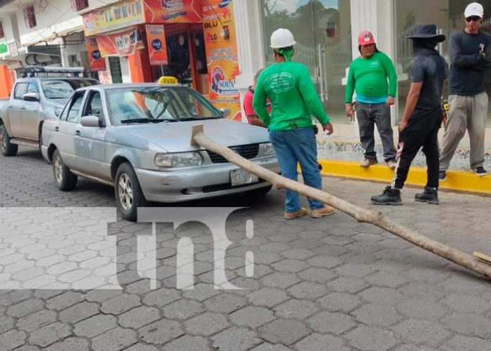 Cae formaleta de madera sobre vehículo taxi en Juigalpa, Chontales