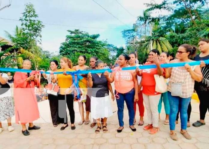 Waspam estrena nueva calle adoquinada