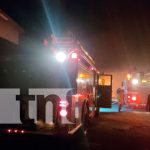 Fuerte incendio casi acaba con una fábrica de colchones en Masaya Fuerte incendio casi acaba con una fábrica de colchones en Masaya