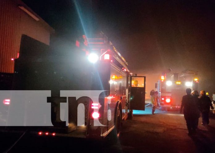 Fuerte incendio casi acaba con una fábrica de colchones en Masaya