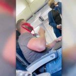 Hombre es expulsado de un avión por llevar una tanga como tapabocas, EE.UU Hombre es expulsado de un avión por llevar una tanga como tapabocas, EE.UU