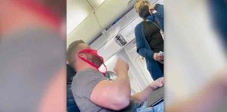 Hombre es expulsado de un avión por llevar una tanga como tapabocas, EE.UU