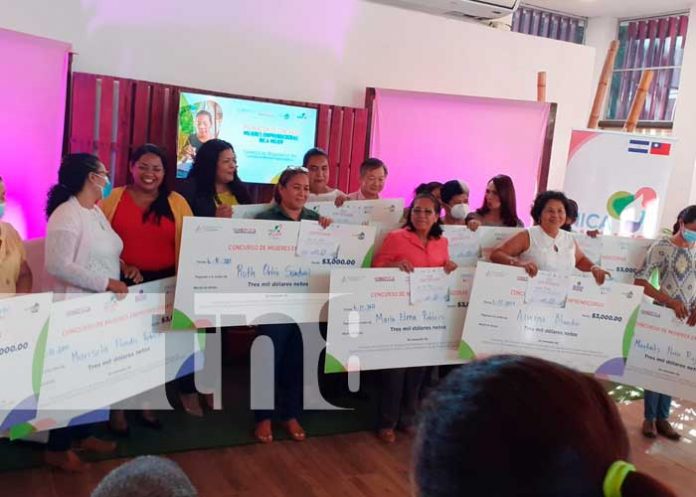 Premiación del MEFCCA al proyecto Nica Mujer en Nicaragua