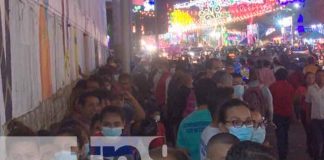 Familias visitaron los altares en la Avenida de Bolívar a Chávez en Managua