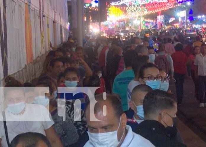 Familias visitaron los altares en la Avenida de Bolívar a Chávez en Managua