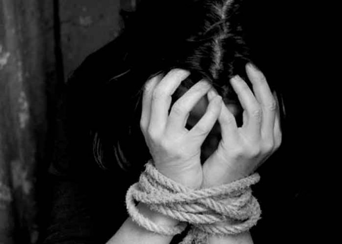 Mujer estuvo secuestrada con su hija por hombre que conoció en Facebook en Argentina