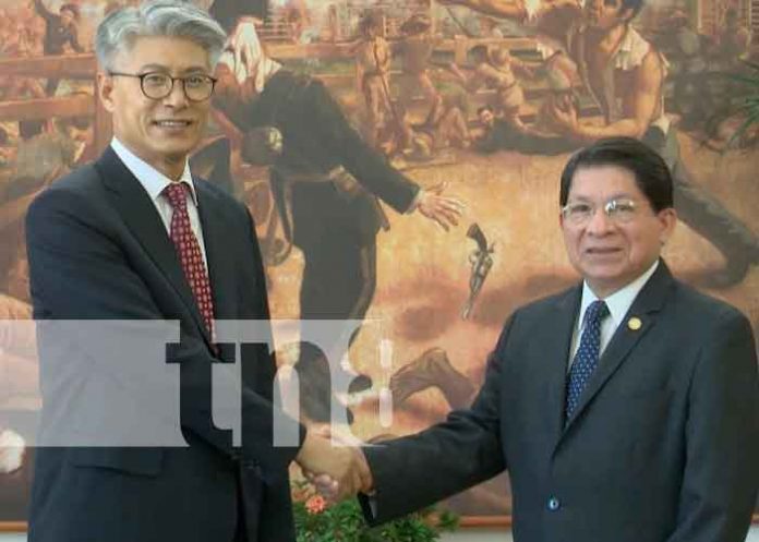Nuevo embajador de Corea presenta copias de estilo a embajador de Nicaragua