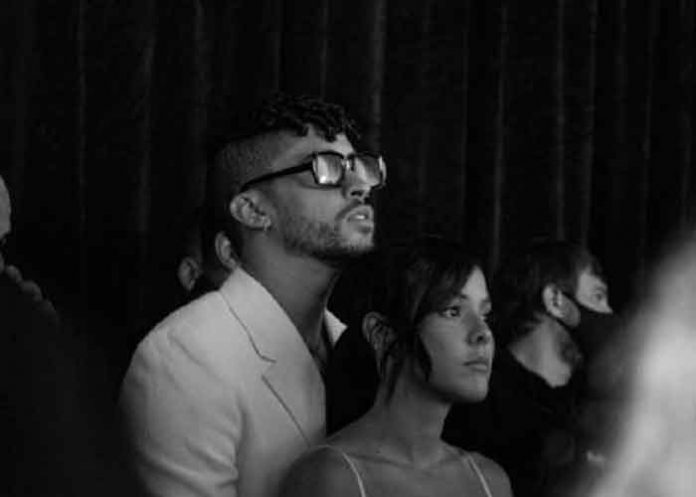 Así fue el apasionado beso que Bad Bunny le dio a su novia en pleno concierto